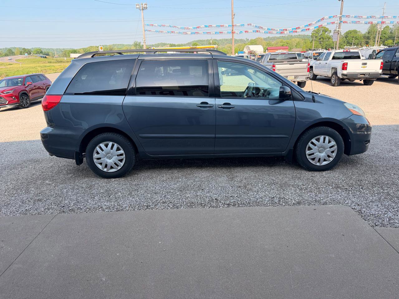 Used 2010 Toyota Sienna CE FWD image 2