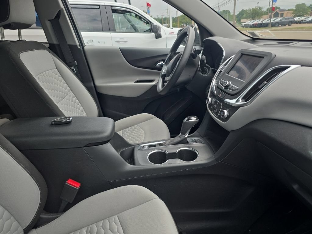 Used 2021 Chevrolet Equinox LS w/ LS Convenience Package AWD/4WD image 4
