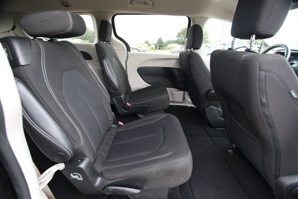 Used 2022 Chrysler Voyager LX FWD image 9