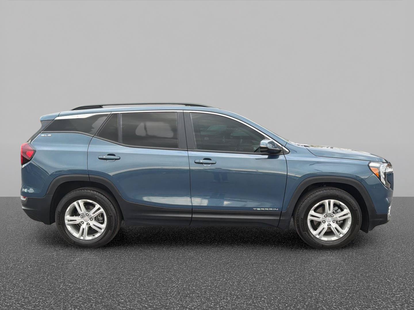 Certified 2024 GMC Terrain SLE w/ Driver Convenience Package FWD image 4