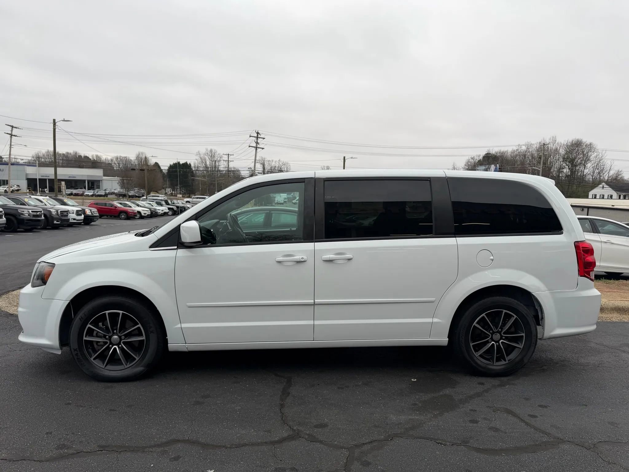 Used 2017 Dodge Grand Caravan SE image 4