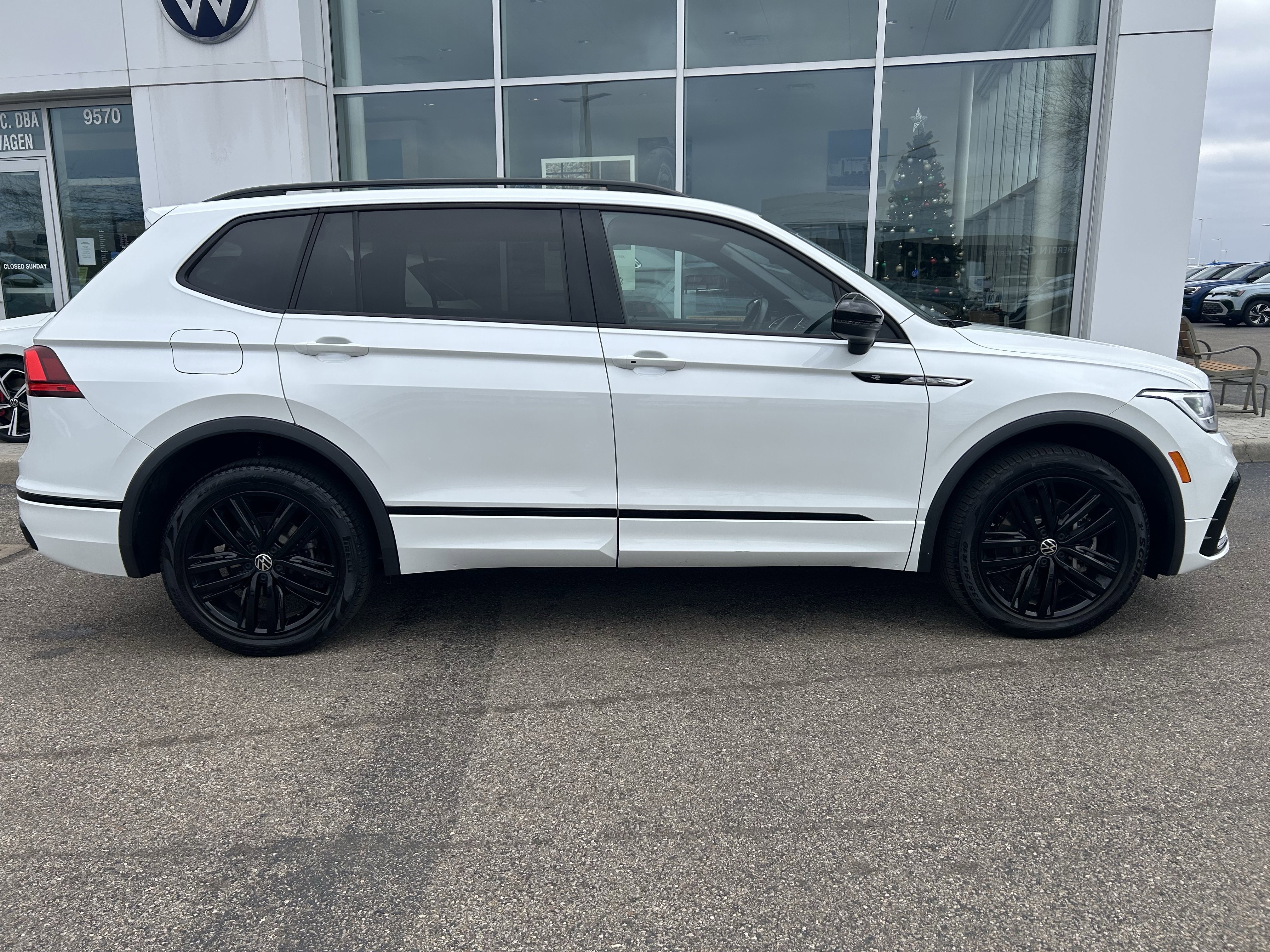 Certified 2022 Volkswagen Tiguan SE R-Line image 8