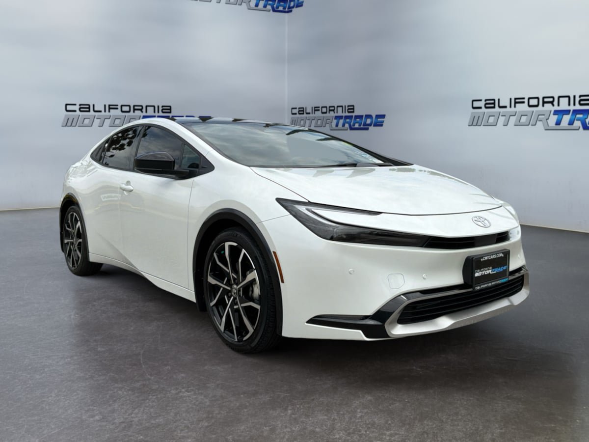 Used 2025 Toyota Prius Plug-In Hybrid FWD image 3