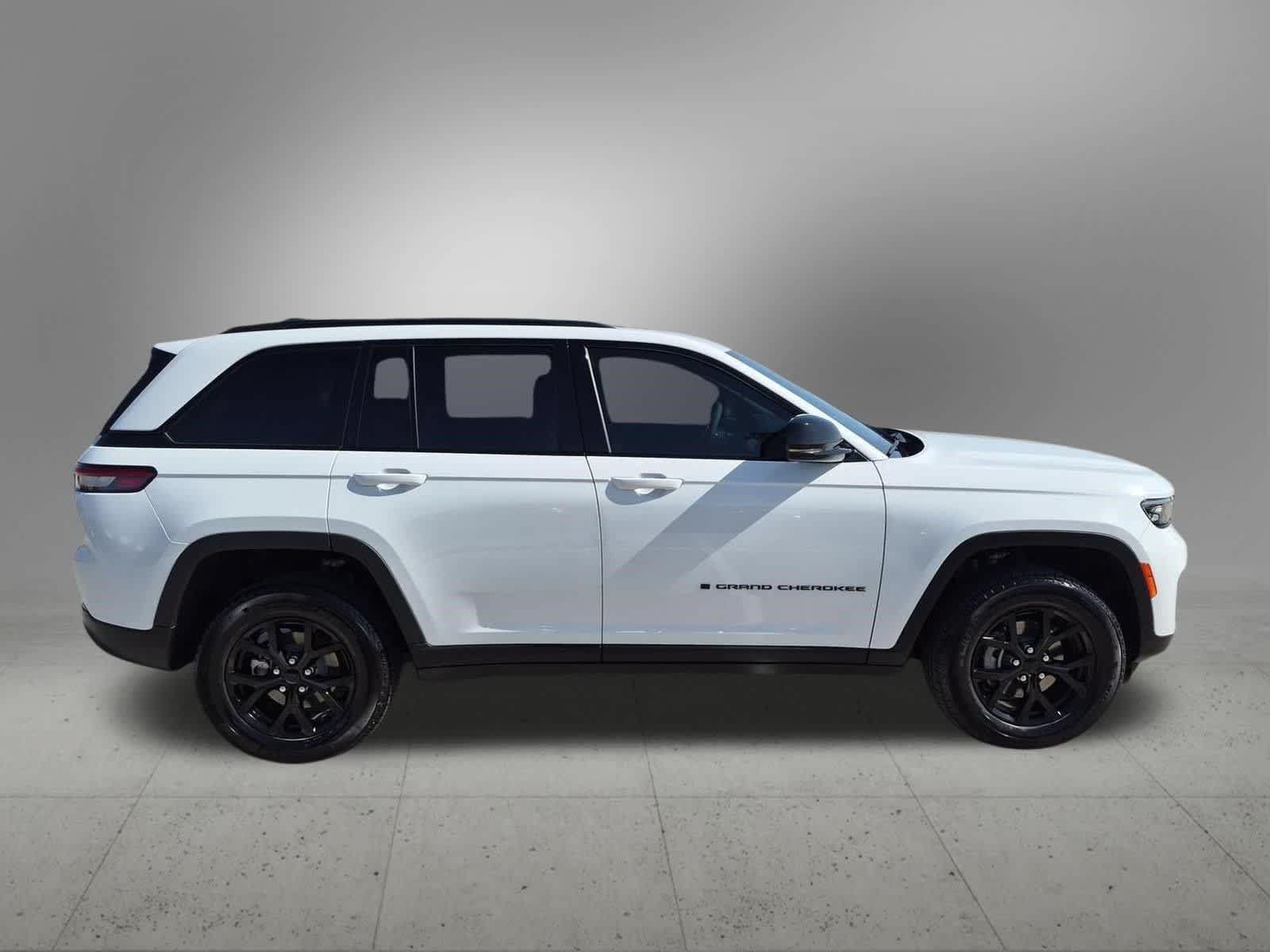 Used 2025 Jeep Grand Cherokee Altitude RWD image 7