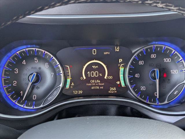 Used 2023 Chrysler Pacifica Touring-L image 11