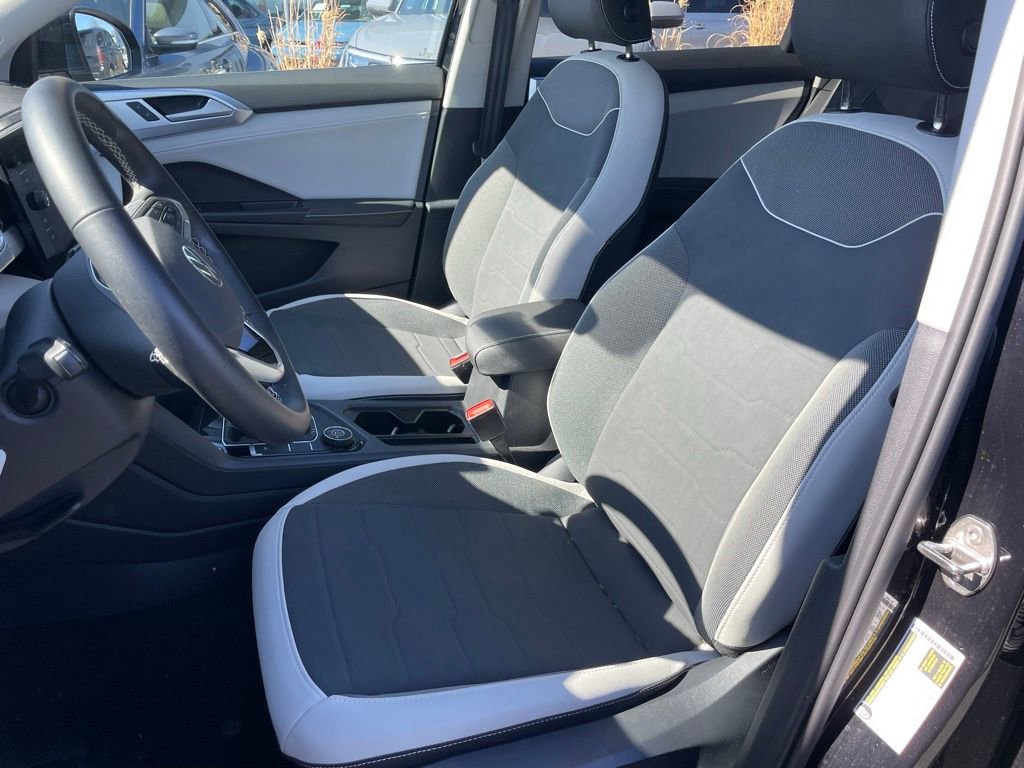 Certified 2025 Volkswagen Taos SE image 6