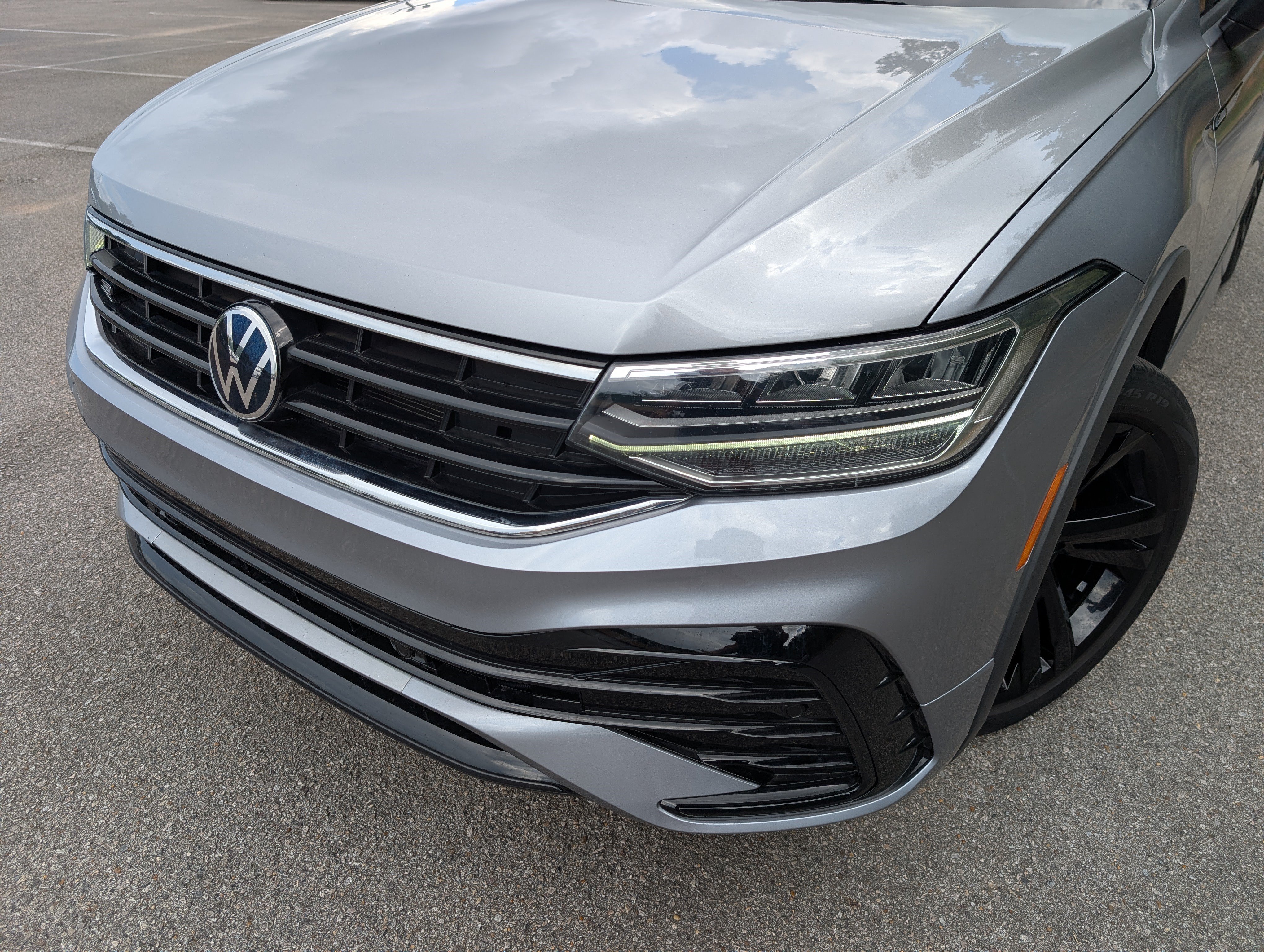 Used 2023 Volkswagen Tiguan SE R-Line FWD image 14