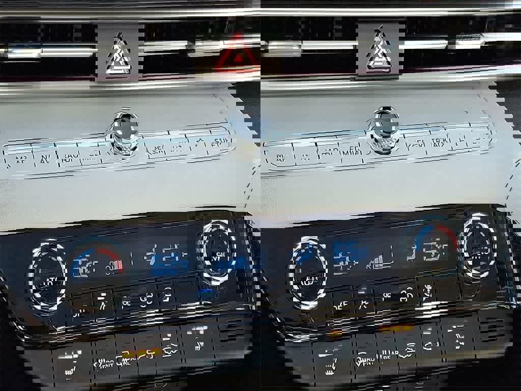 Used 2025 Hyundai Elantra Limited image 14