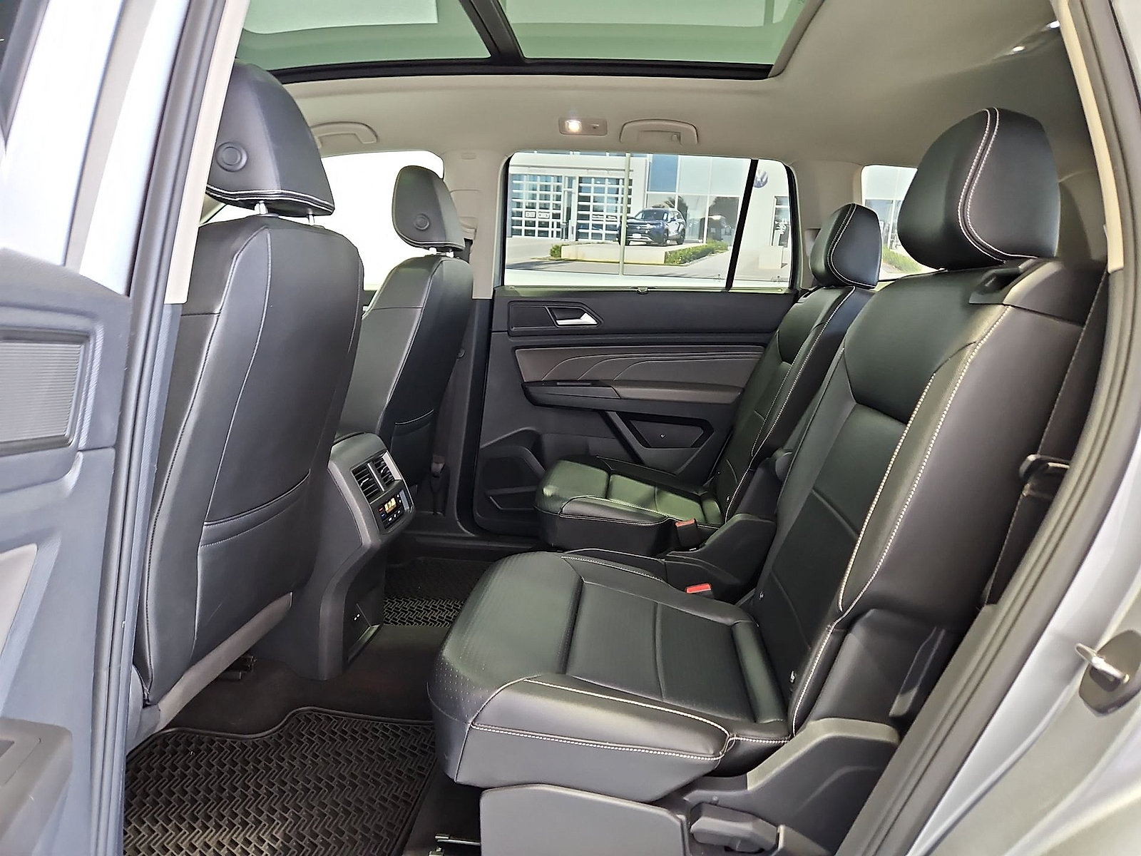 Certified 2022 Volkswagen Atlas SEL R-Line AWD/4WD image 13