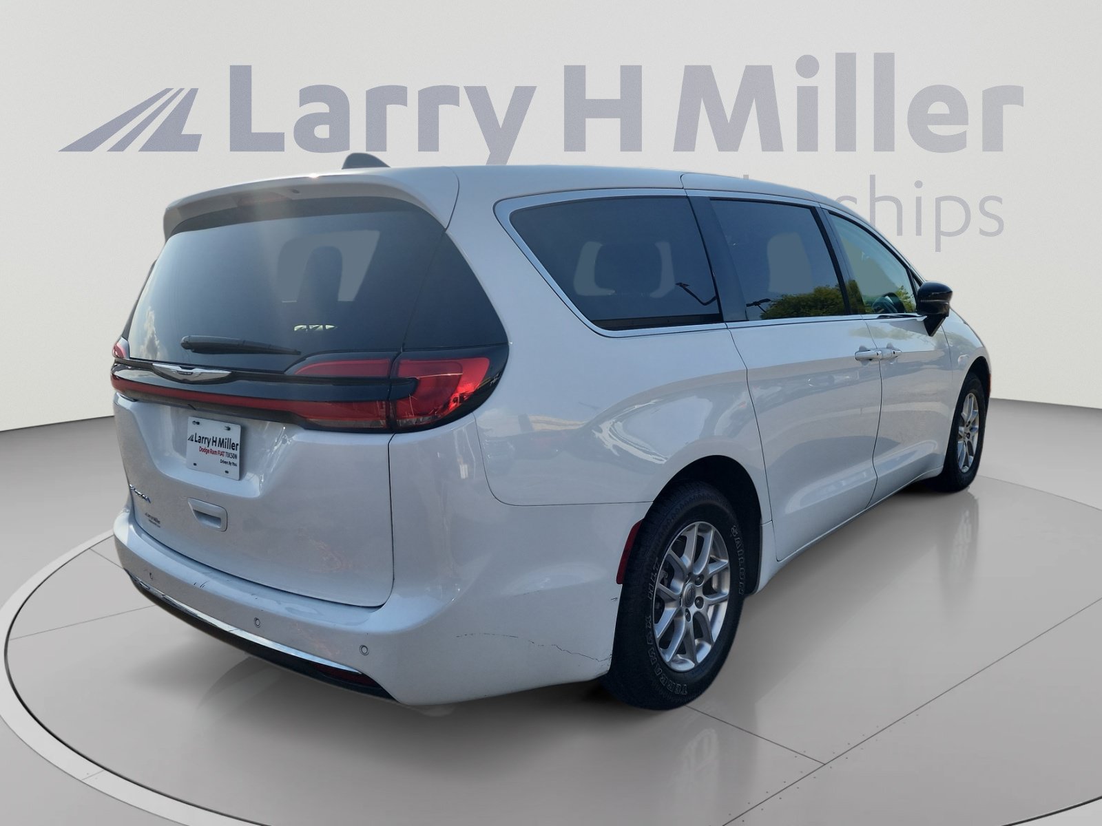 Used 2024 Chrysler Pacifica Touring-L FWD image 5