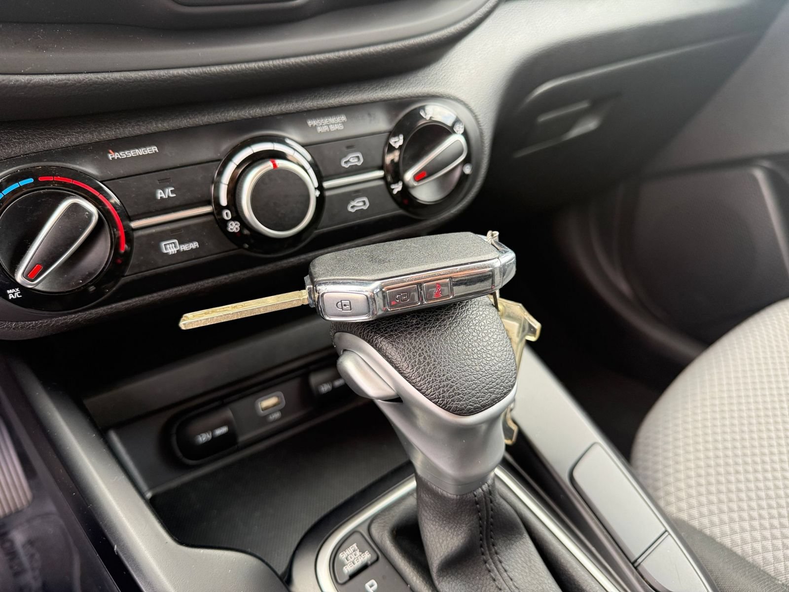Used 2025 Kia Soul LX w/ LX Technology Package FWD image 21