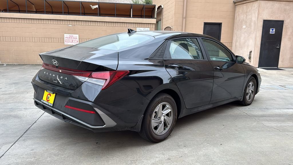 Used 2025 Hyundai Elantra SE image 3