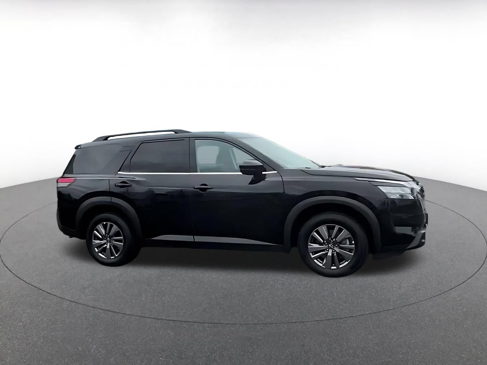 Used 2025 Nissan Pathfinder SV FWD image 2