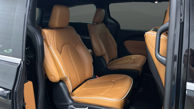 Used 2023 Chrysler Pacifica Pinnacle FWD image 26
