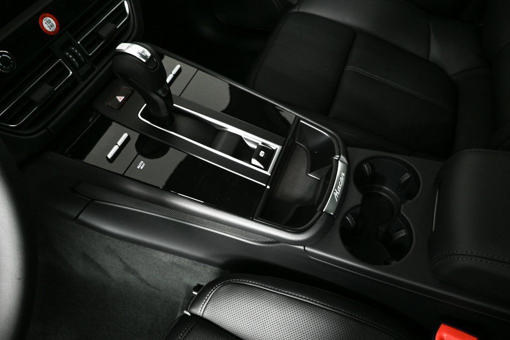Certified 2026 Porsche Macan AWD/4WD image 16