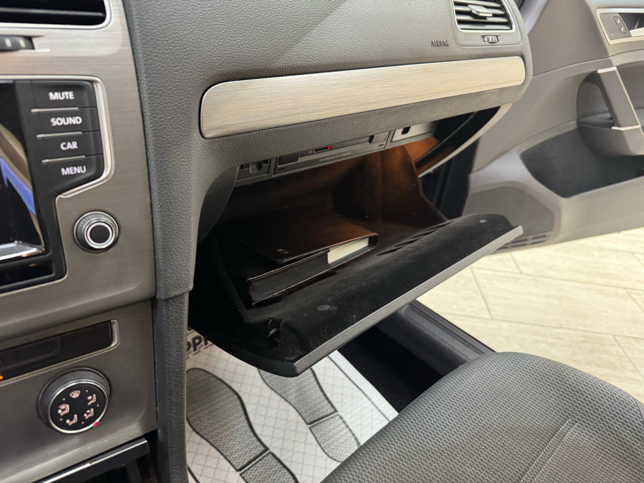 Used 2015 Volkswagen Golf S image 28