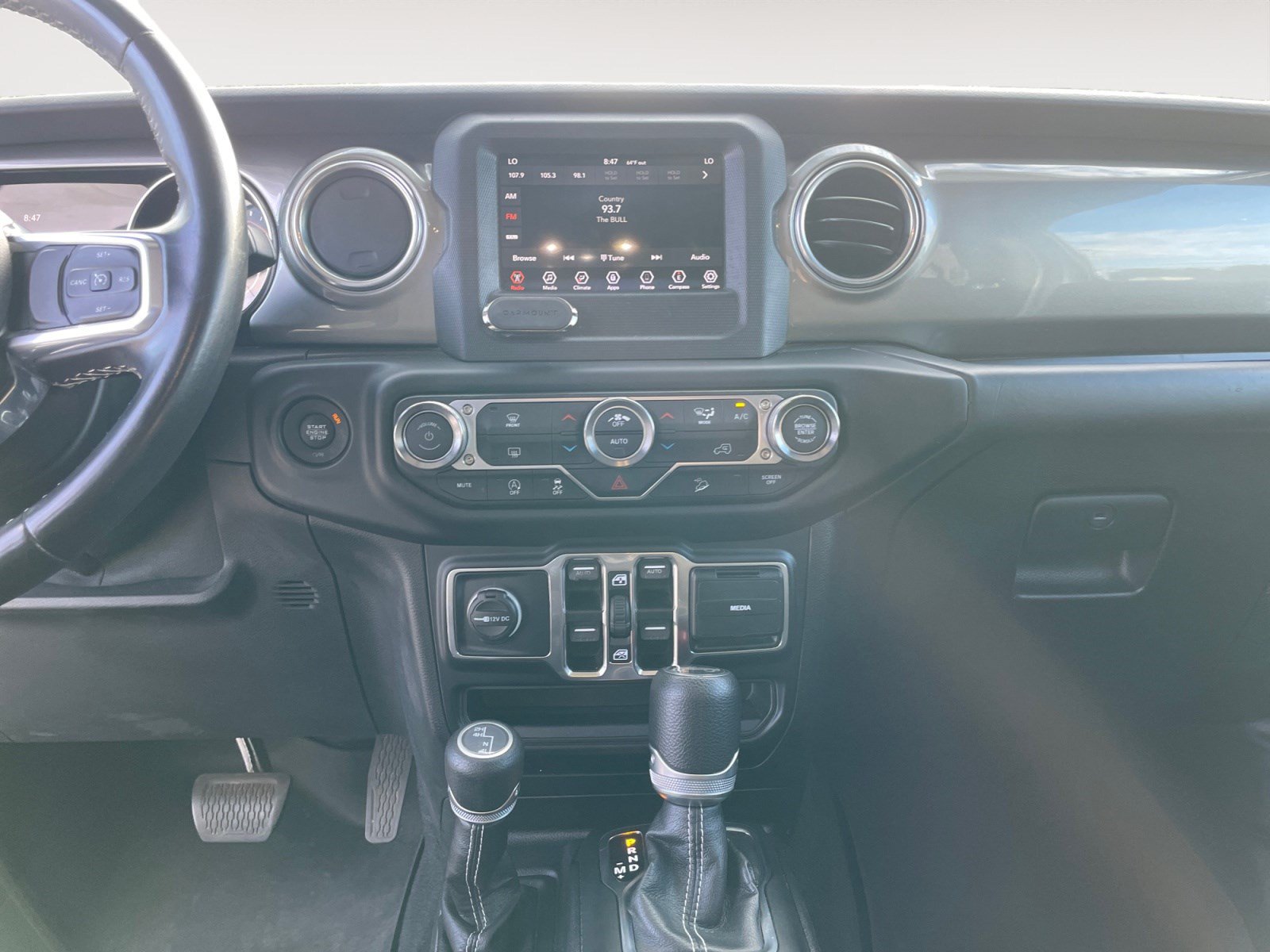 Used 2019 Jeep Wrangler Unlimited Sahara AWD/4WD image 13