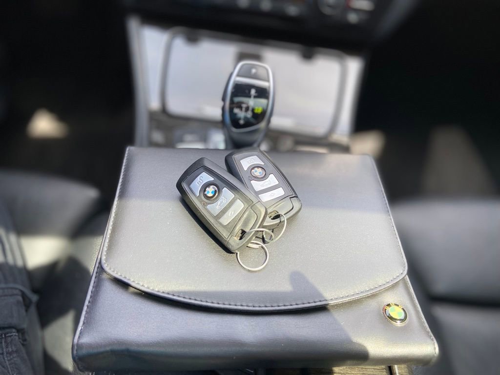 Used 2011 BMW 550i xDrive Sedan AWD/4WD image 32