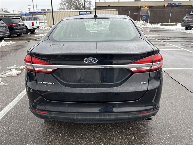 Used 2017 Ford Fusion SE w/ Fusion SE Technology Package image 3