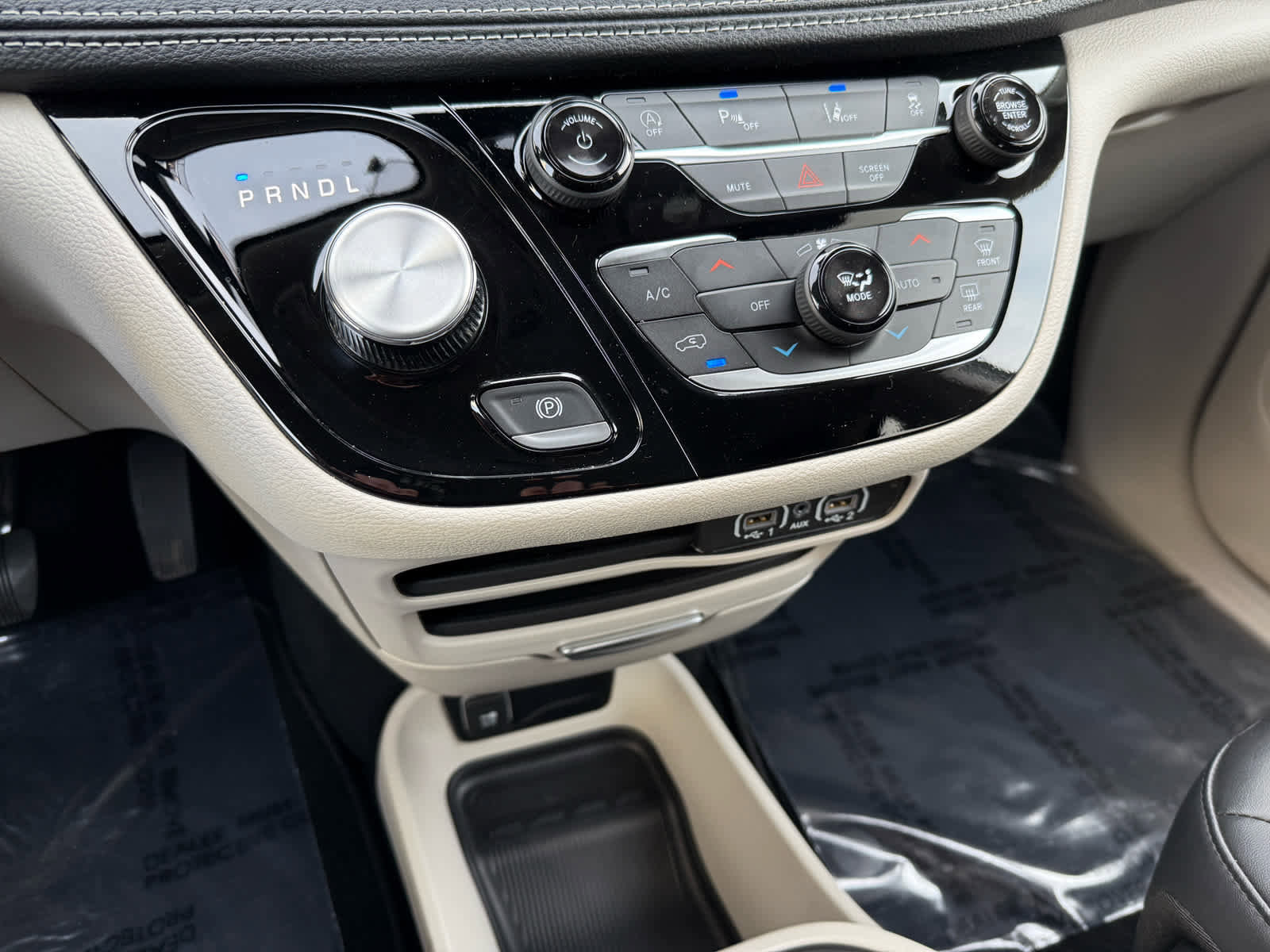 Used 2024 Chrysler Pacifica Touring-L image 20