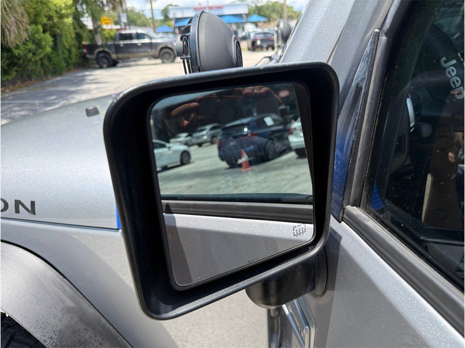Used 2015 Jeep Wrangler Unlimited Rubicon w/ Connectivity Group AWD/4WD image 18