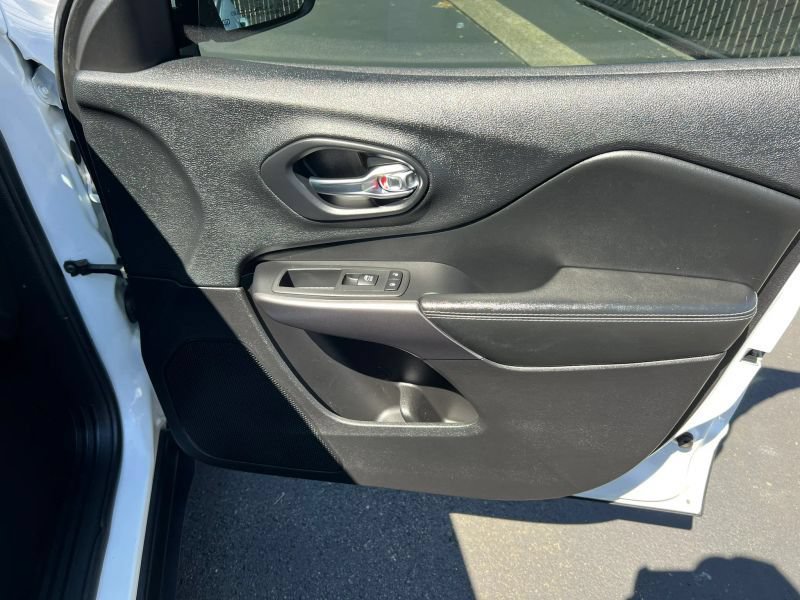 Used 2020 Jeep Cherokee Latitude Plus FWD image 8