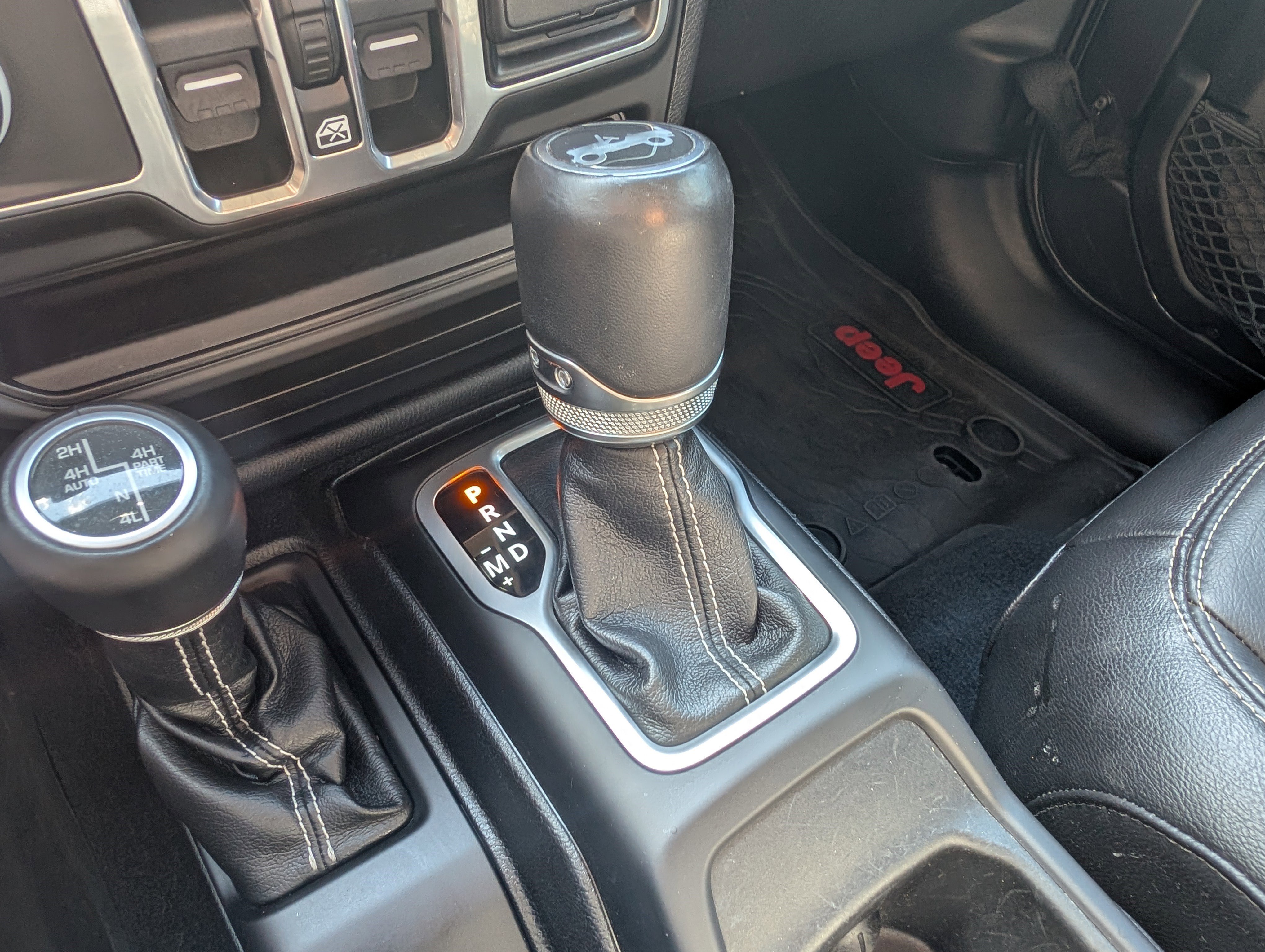 Used 2018 Jeep Wrangler Unlimited Sahara AWD/4WD image 31