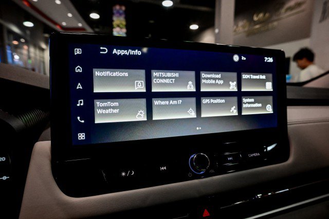 Used 2025 Mitsubishi Outlander AWD image 45