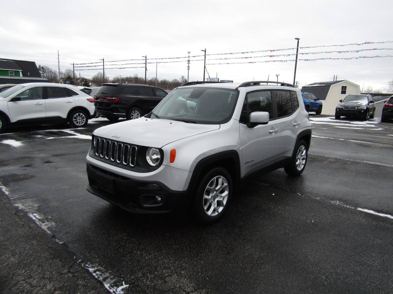 Used 2018 Jeep Renegade Latitude w/ Cold Weather Group FWD image 3