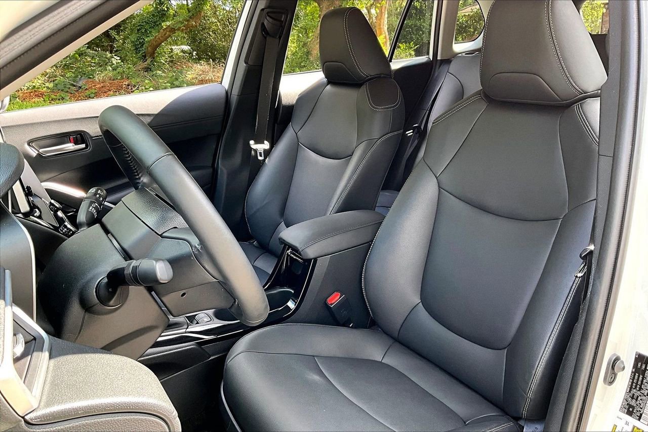 Used 2023 Toyota Corolla Cross XLE w/ Convenience Package FWD image 18