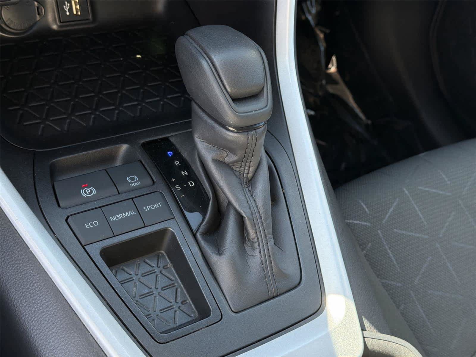 Used 2025 Toyota RAV4 XLE FWD image 19
