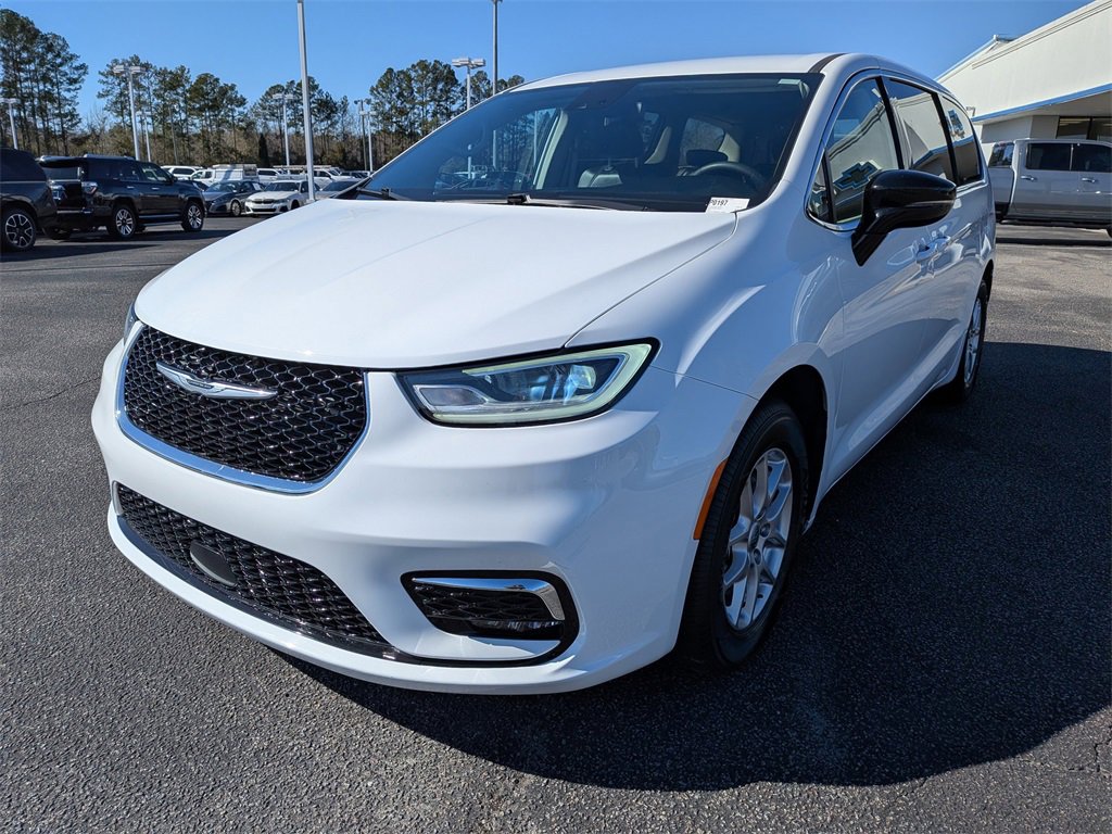 Used 2024 Chrysler Pacifica Touring-L image 8