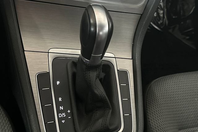 Used 2016 Volkswagen Golf S image 25