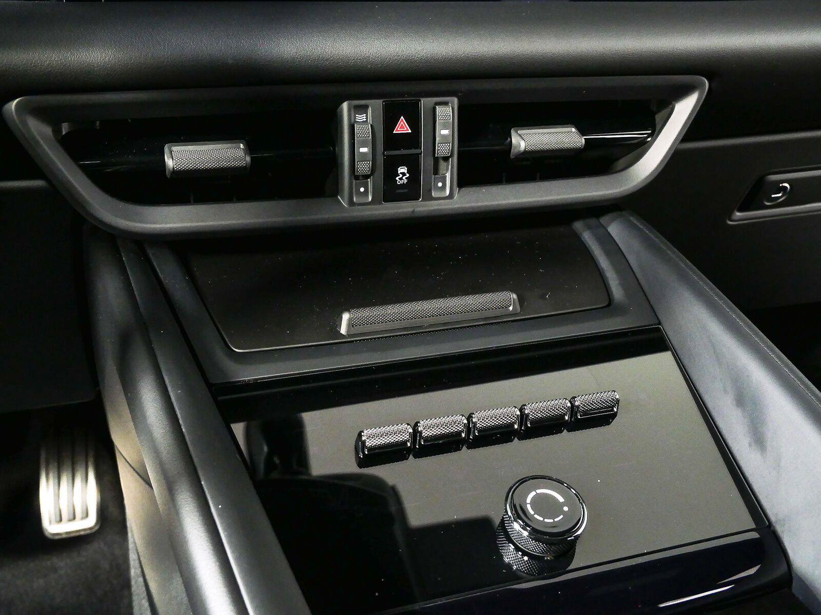 Certified 2025 Porsche Macan 4S Electric AWD/4WD image 16