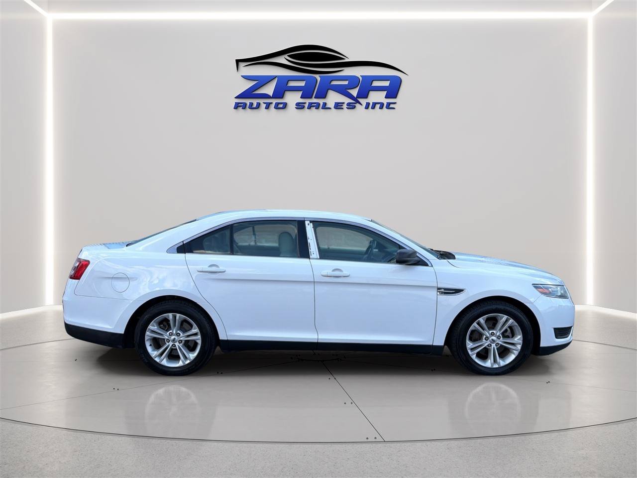 Used 2016 Ford Taurus SE FWD image 8
