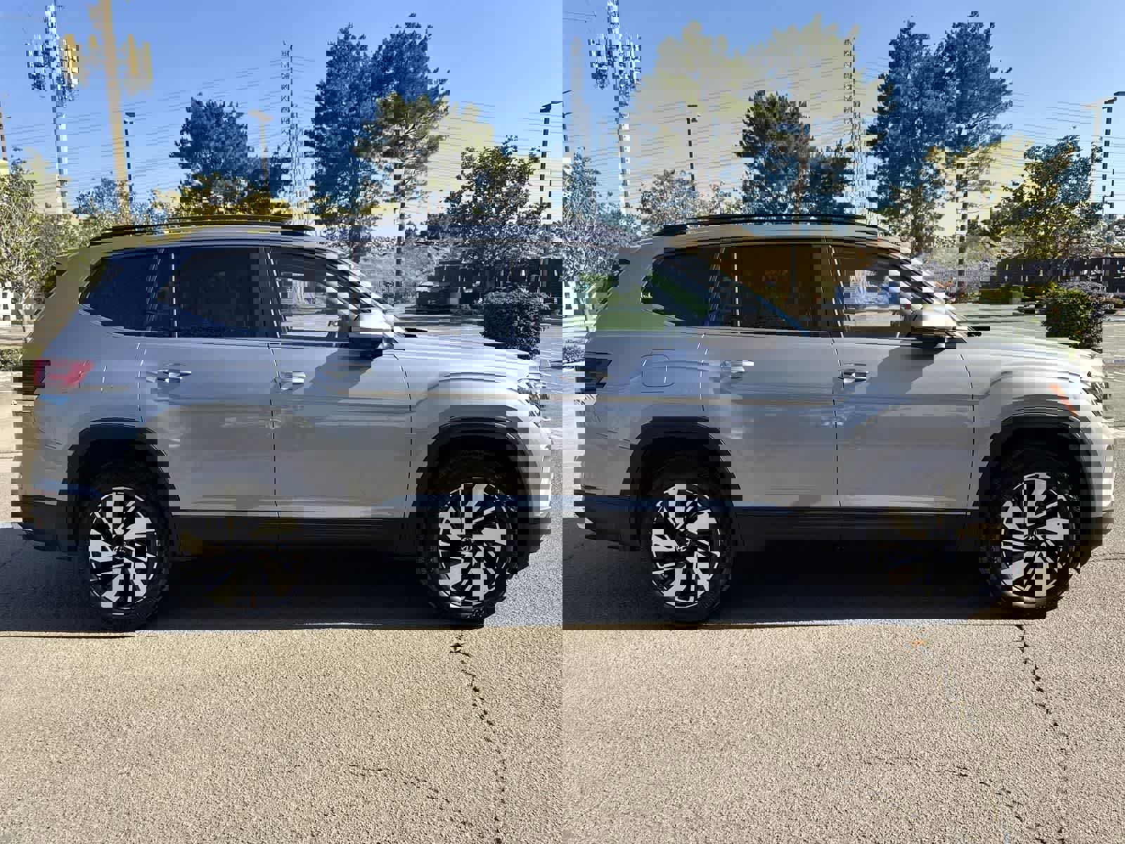 Used 2025 Volkswagen Atlas SE image 3