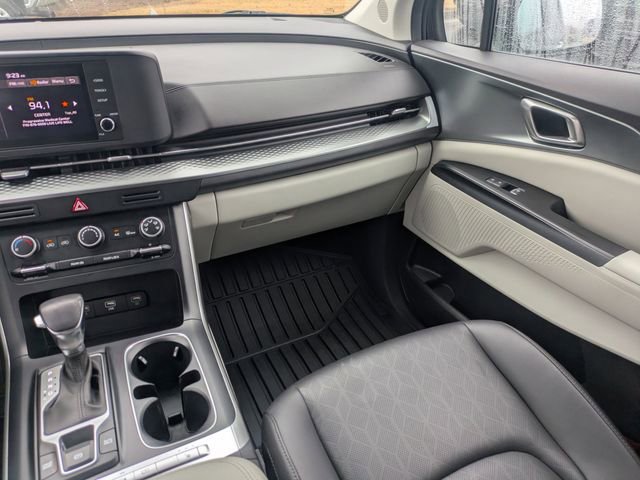 Used 2023 Kia Carnival LX image 18