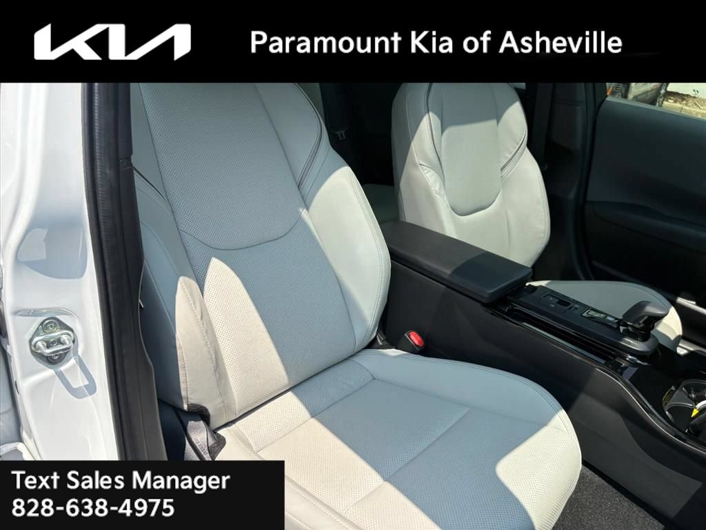 Used 2024 Toyota Prius XLE FWD image 21