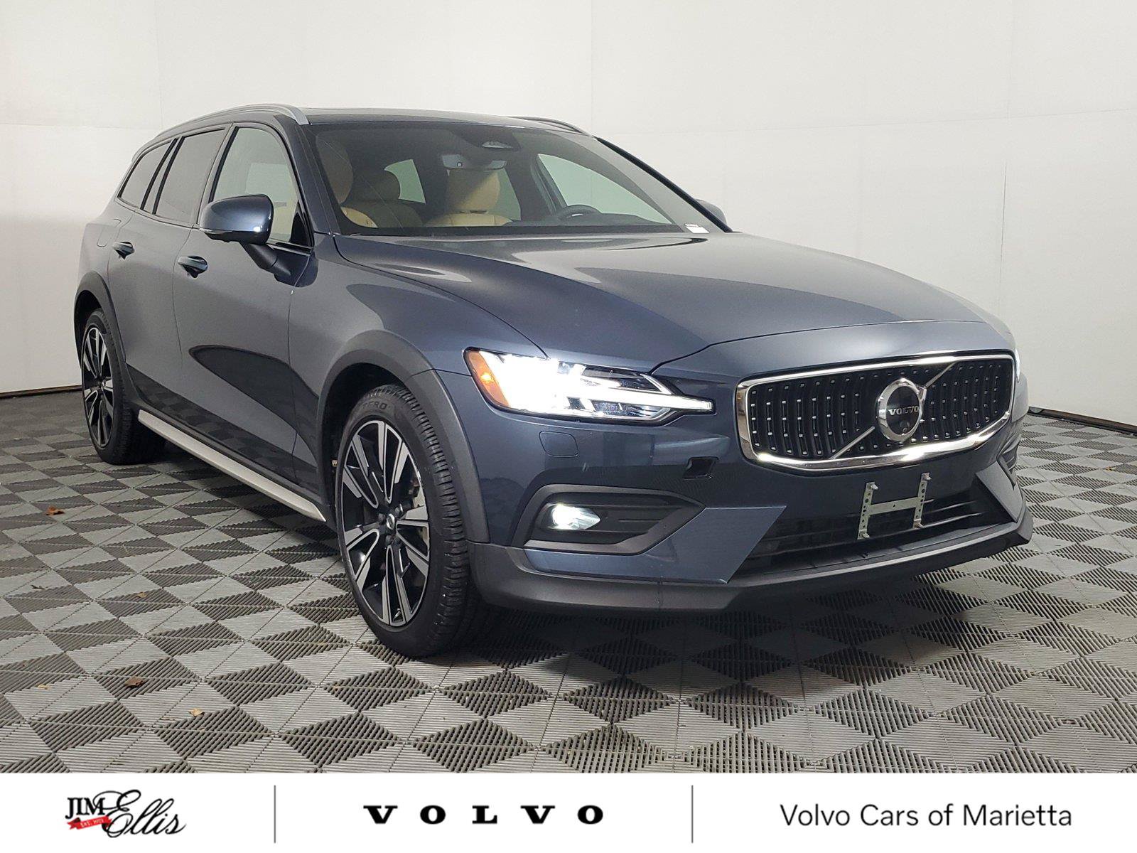 Used 2025 Volvo V60 B5 Cross Country Ultra w/ Protection Package Premier