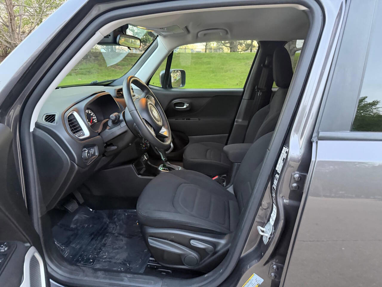 Used 2021 Jeep Renegade Latitude FWD image 9