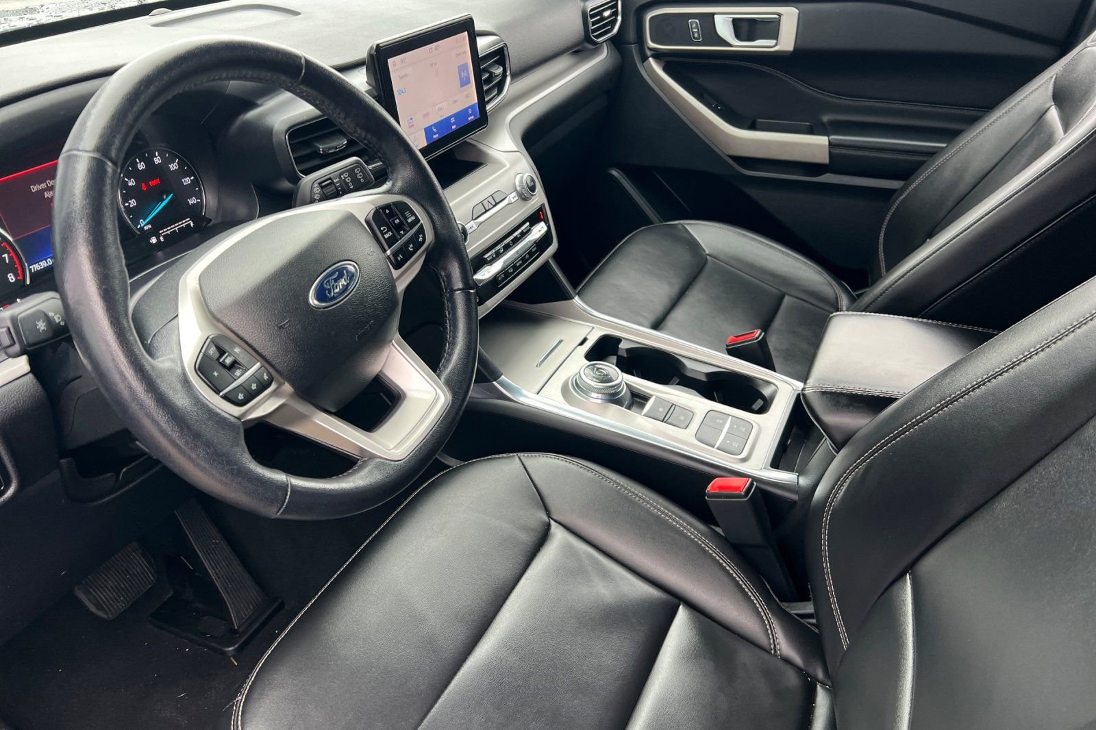 Used 2023 Ford Explorer XLT w/ Equipment Group 202A RWD image 7