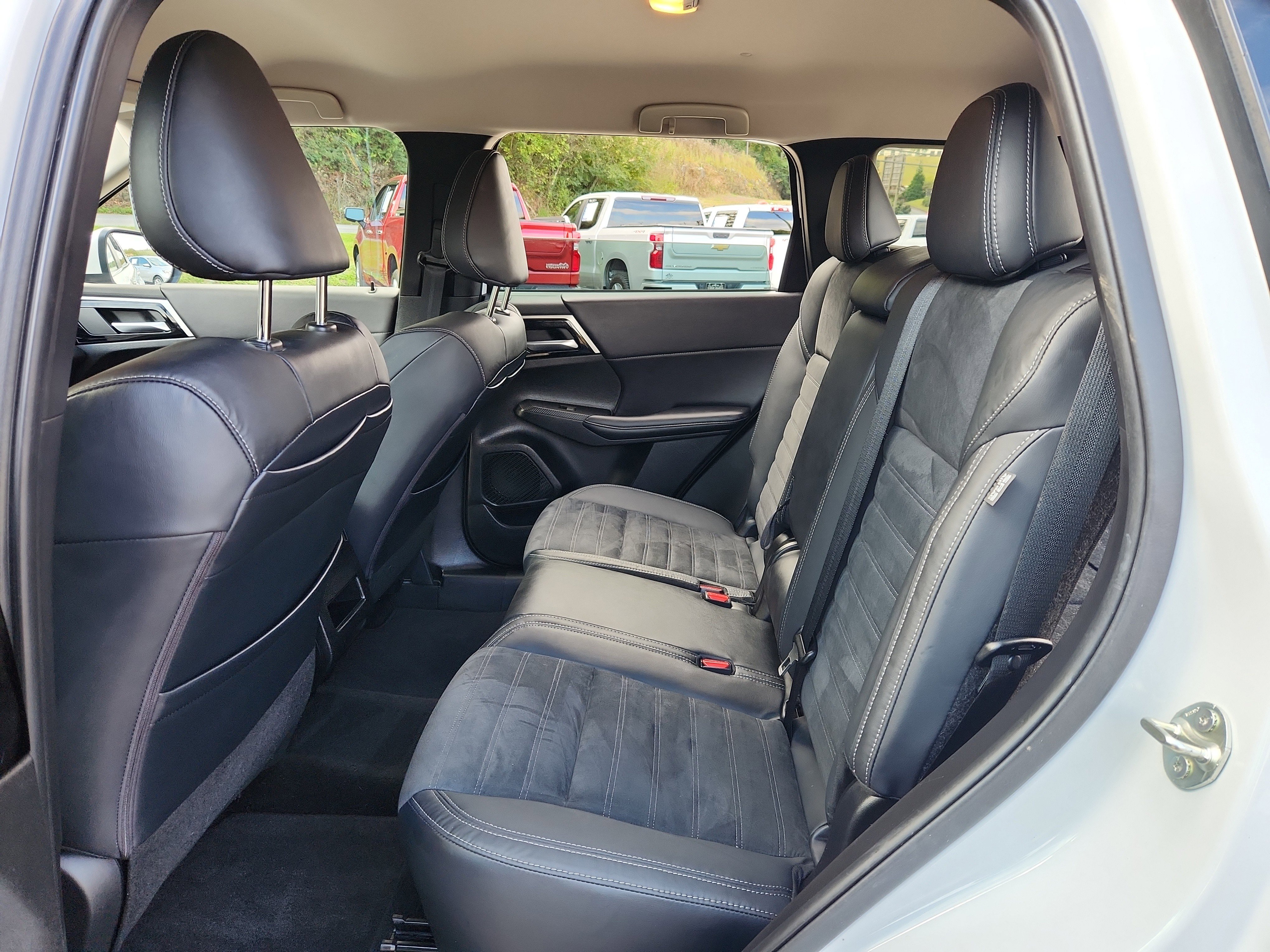 Used 2022 Mitsubishi Outlander SE image 28