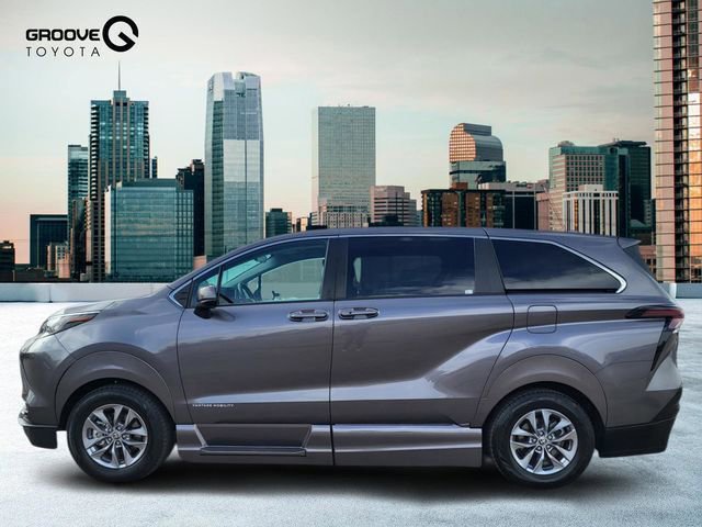 Used 2023 Toyota Sienna LE image 2