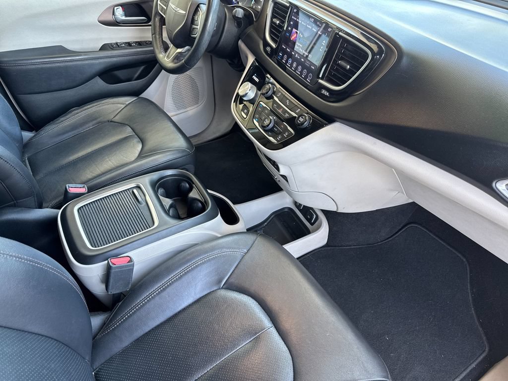 Used 2018 Chrysler Pacifica Touring-L Plus FWD image 18
