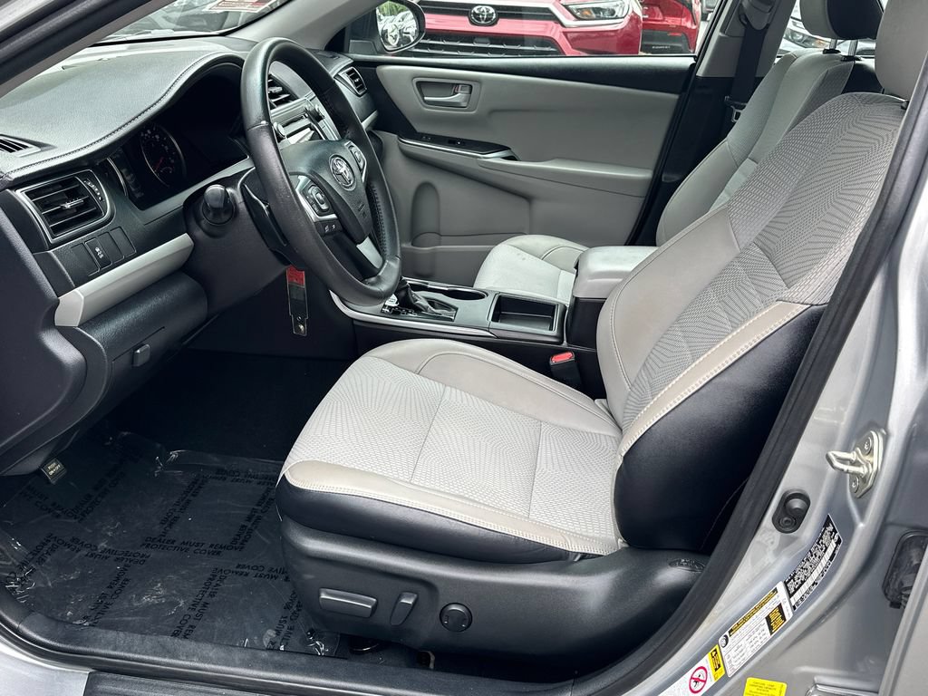 Used 2017 Toyota Camry SE FWD image 6
