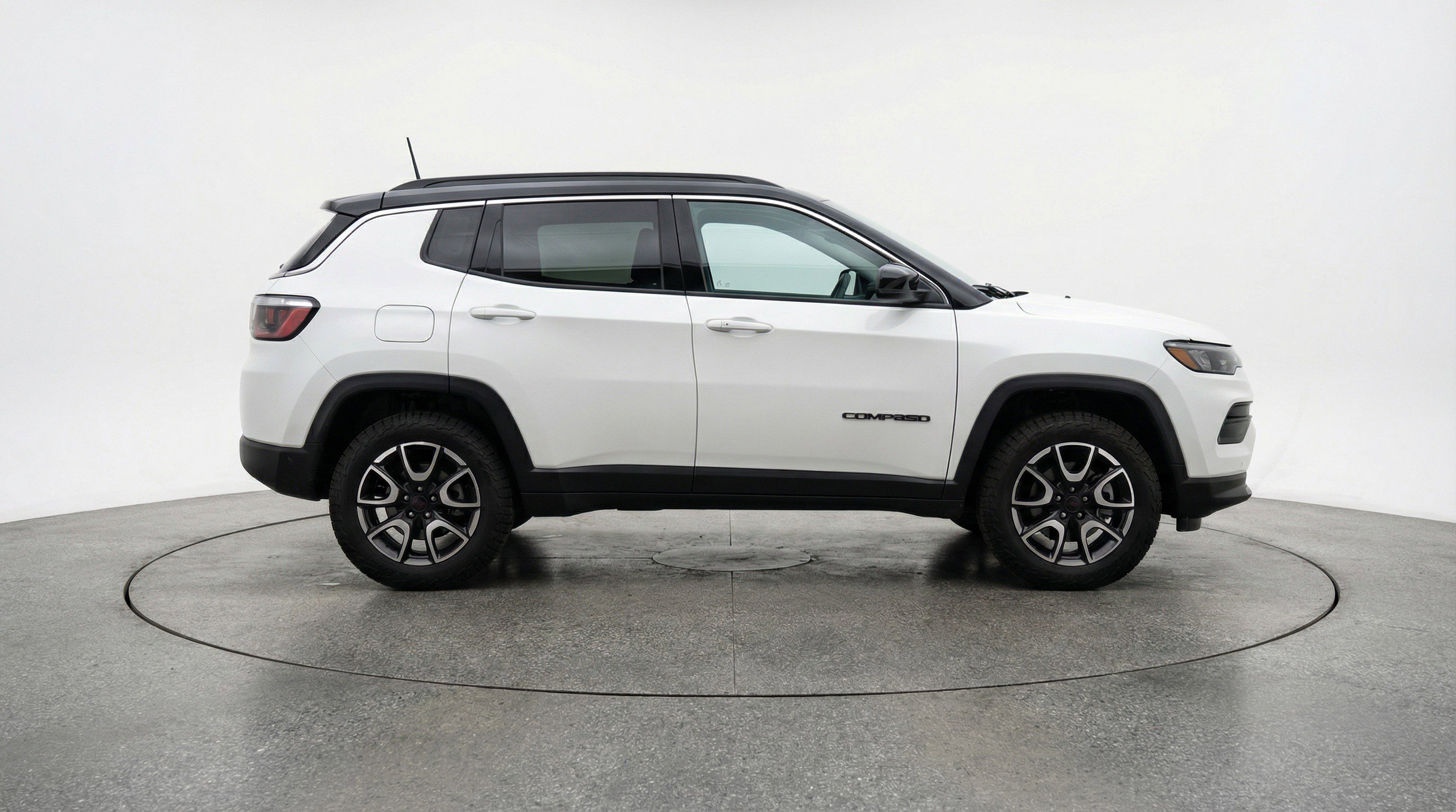 Used 2025 Jeep Compass Trailhawk AWD/4WD image 11
