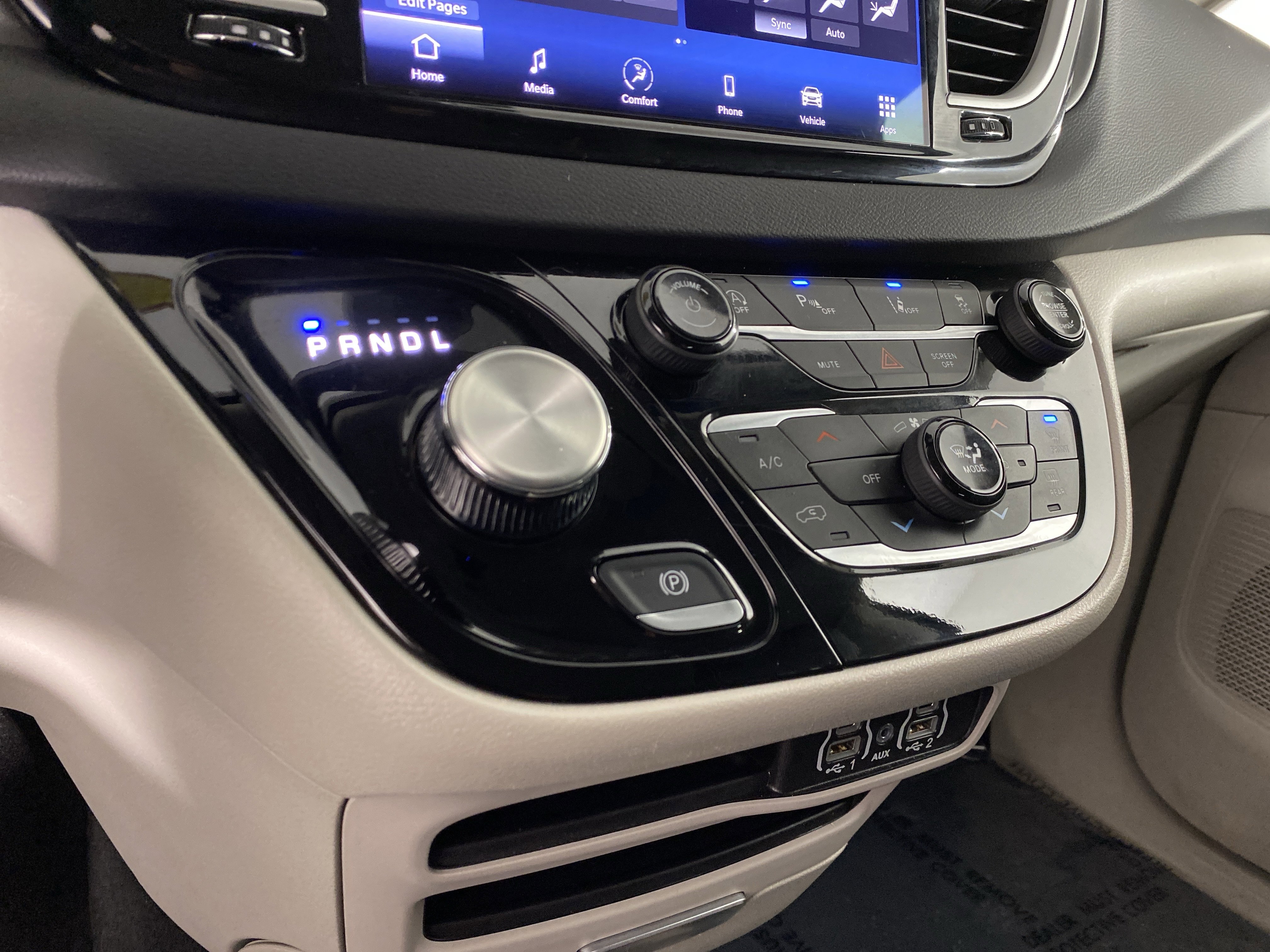 Used 2024 Chrysler Pacifica Touring-L image 29