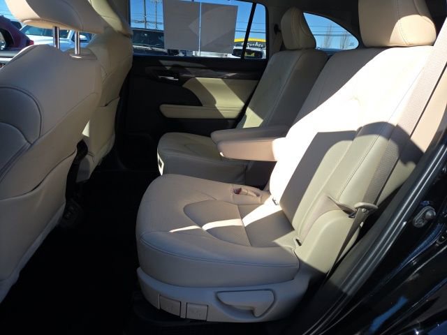 Used 2023 Toyota Highlander Limited image 11