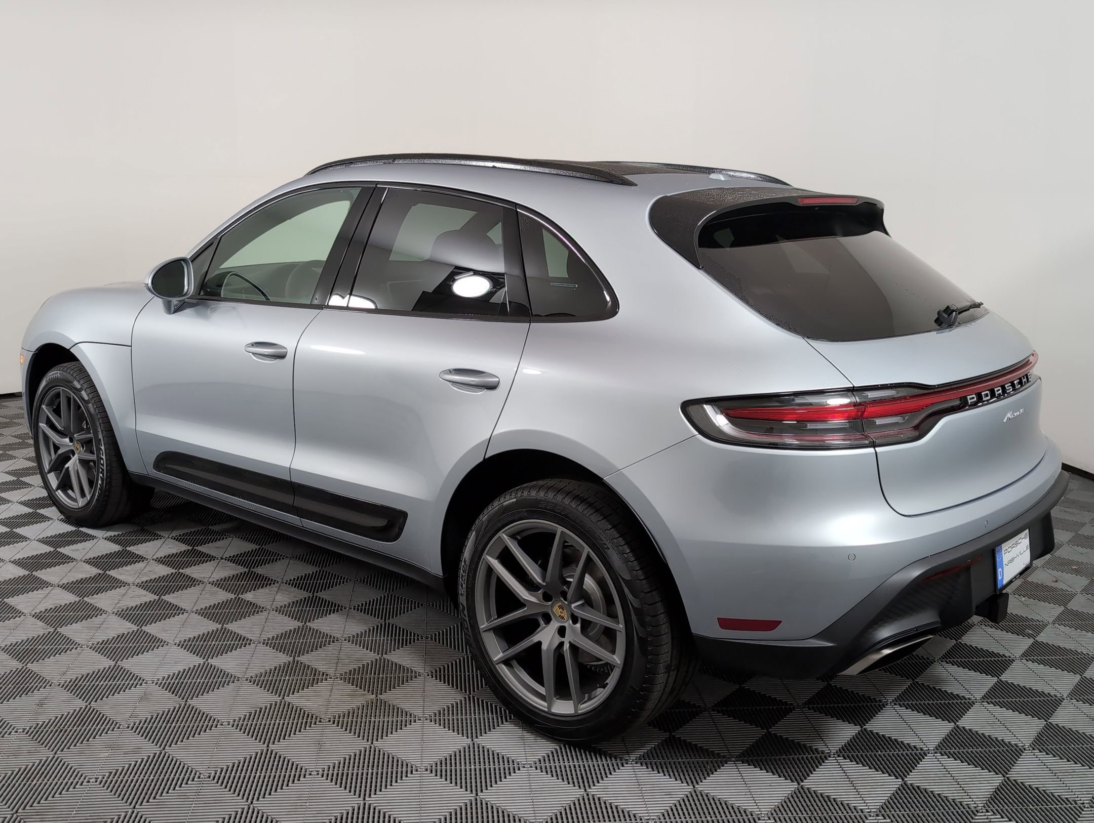 Certified 2025 Porsche Macan image 3