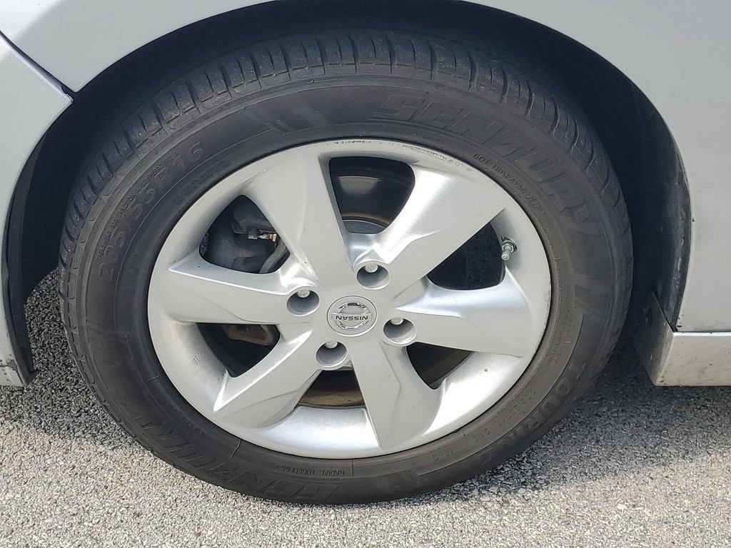 Used 2010 Nissan Versa Hatchback w/ Premium Pkg FWD image 5